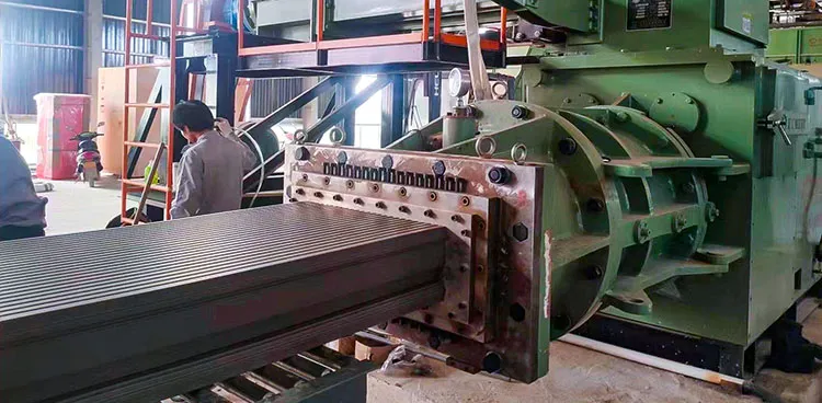 Maschinen zur Ziegelherstellung Mittelklasse-Doppelstufen-Vakuum-Extruder für Tonziegel und Fliesen 1